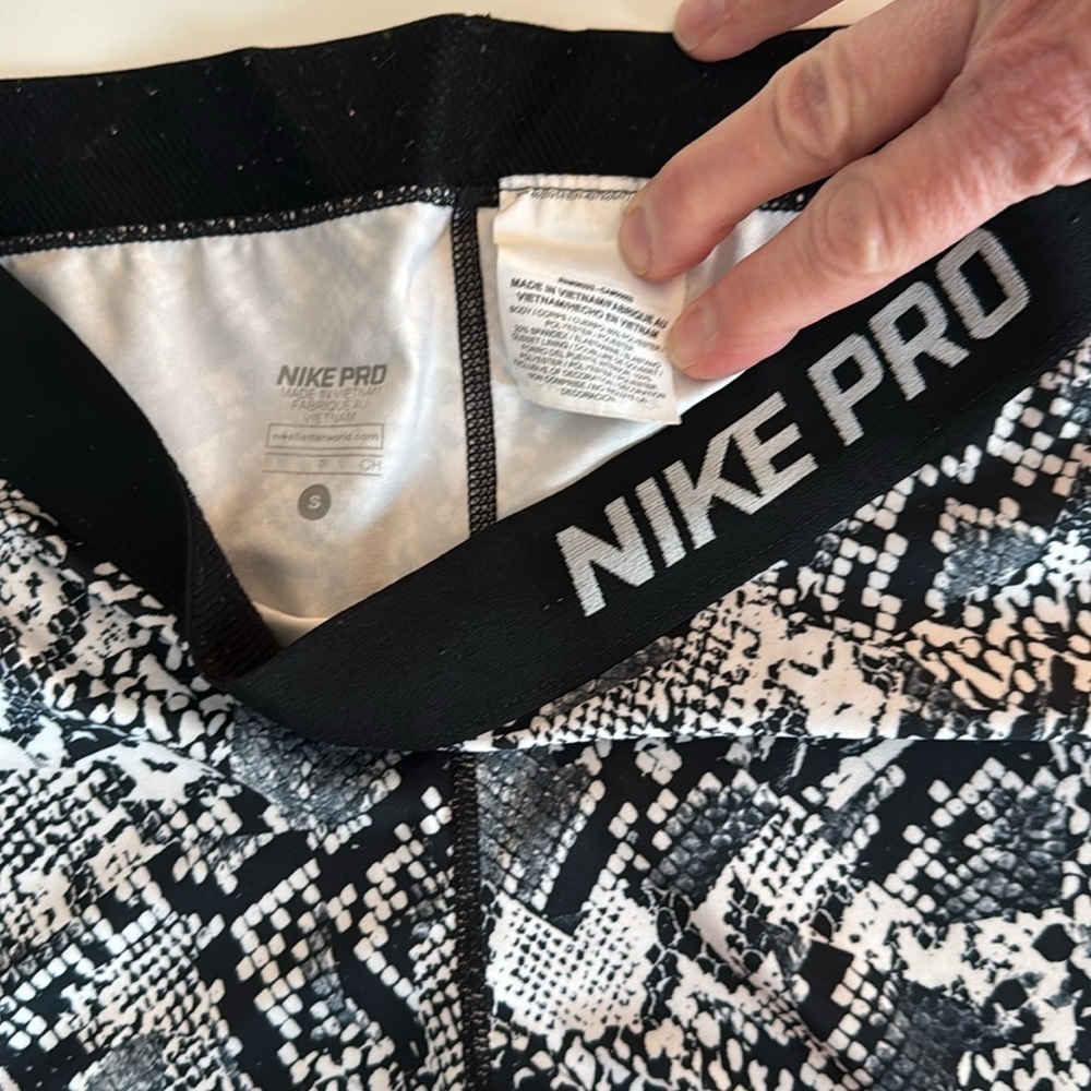 Nike Pro tights, set of 3 pairs included, all women’s S, in EUC - Picture 7 of 16